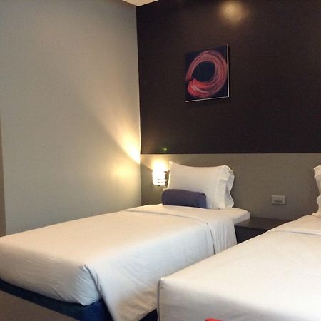 Li Nakpil Hotel Manila Bagian luar foto